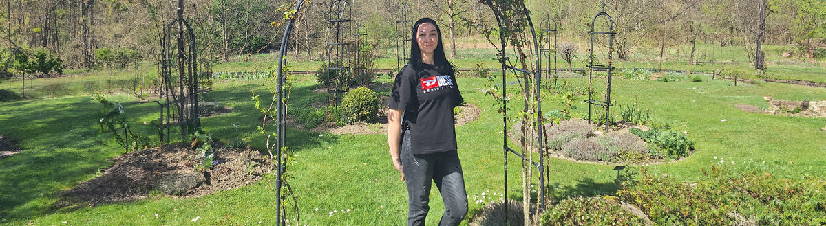 Ramona (40) nach ihrer Gewichtsabnahme mit Precon, in einem frühlingshaften Park