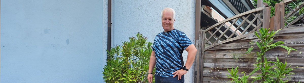 Torsten (57) nach seiner Gewichtsabnahme mit Precon im blau gemusterten Shirt vor seinem Haus