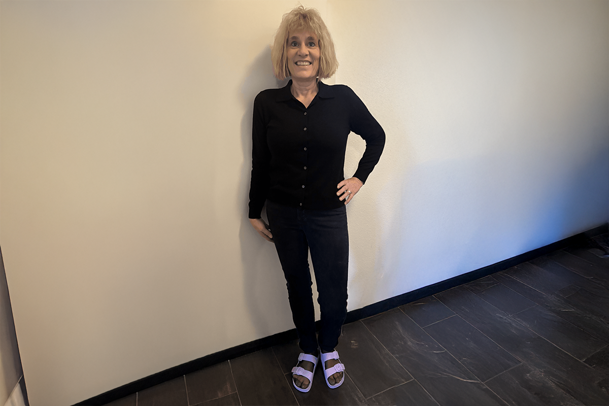 Gaby (58) in schwarzer Bluse und Jeans nach ihrer Gewichtsabnahme mit Precon