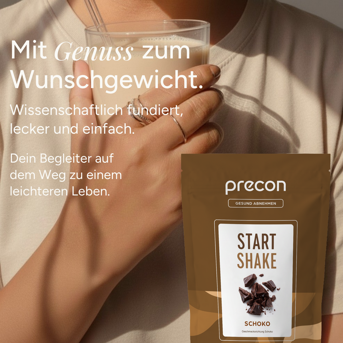Eine Person in einem beigen Oberteil hält ein Glas Schokoladengetränk mit einem Strohhalm in der Hand. Im Vordergrund ist ein „Start Shake Schoko“-Beutel der Anona GmbH zu sehen. Ein deutscher Text wirbt dafür, mit dem Produkt abnehmen zu können.