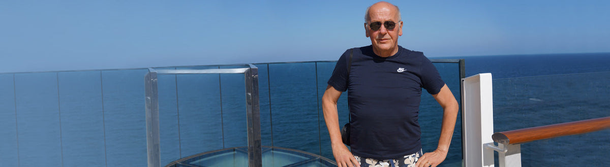 Hans-Jürgen (62) nach seiner Gewichtsabnahme mit Precon an Deck eines Schiffes vor dem Meer