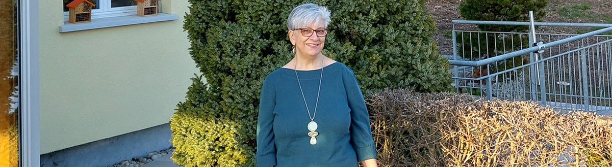 Malou (65) nach ihrer Gewichtsabnahme mit Precon vor einer Hecke im Garten