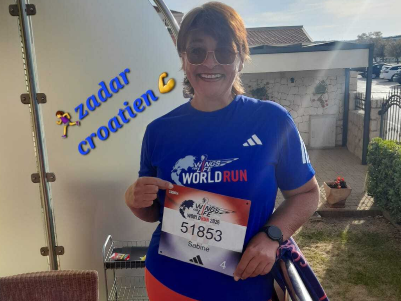 Sabine (56) mit Startnummer beim Wings for Life World Run 2026 in Zadar, Kroatien, nach ihrer Abnahme mit Precon