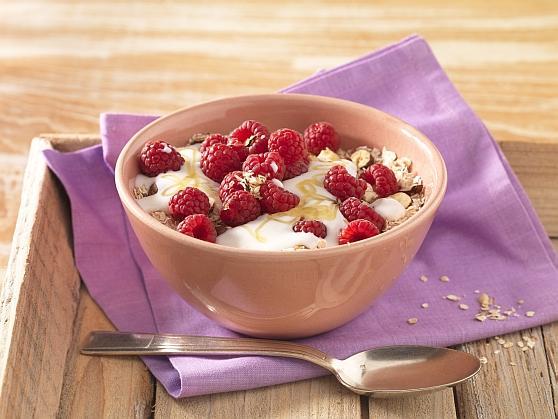 Muesli di avena e noci con kefir e lamponi