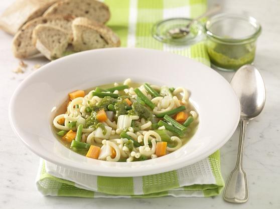 Gemüsesuppe mit Pasta und Kräuterpesto