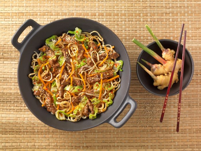 Asia-Nudel-Pfanne_mit_Rindfleisch_und_Chinakohl.jpg