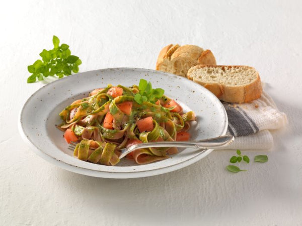 Tagliatelle con pesto e pomodori