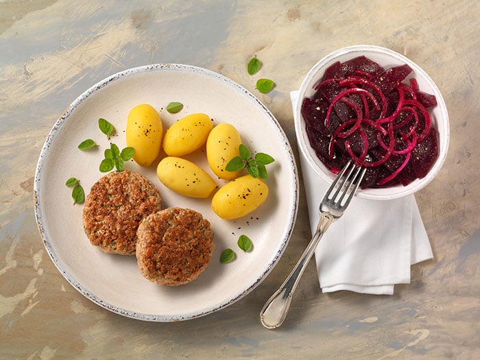 Frikadellen_mit_Pellkartoffeln_und_Rote_Bete_Salat_700.jpg