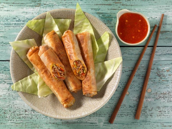 Rouleaux de printemps avec farce de viande hachée et légumes, et sauce chili