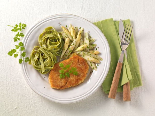 Asperges sautées avec piccata de veau et nouilles aux épinards