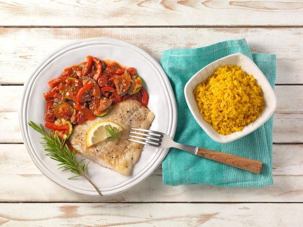 Pesce alla griglia su verdure ratatouille con riso alla curcuma