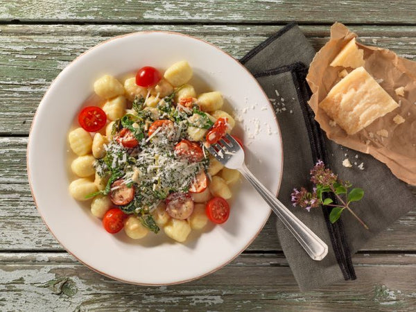 Gnocchi con crema di spinaci freschi e pomodori