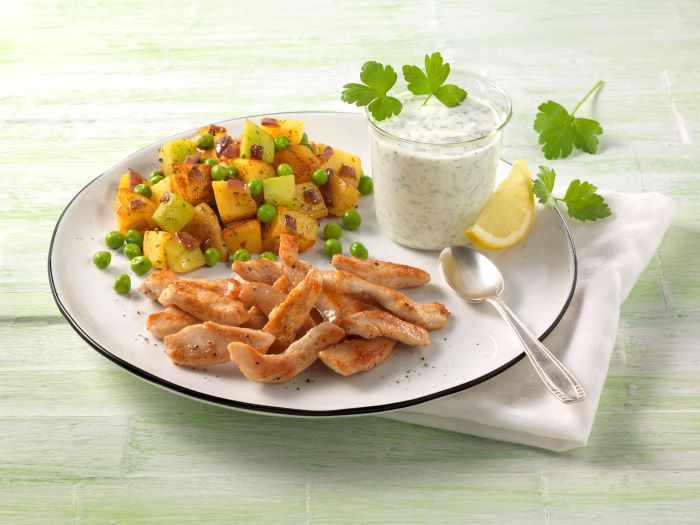 Kartoffel-Gemuese-Pfanne_mit_Haehnchenbruststreifen_und_Kraeuterdip.jpg