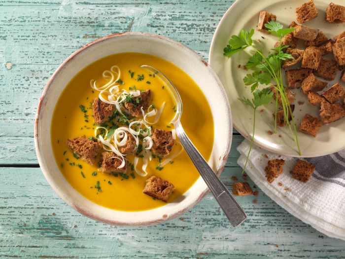 Soupe de potiron avec croûtons de pain complet