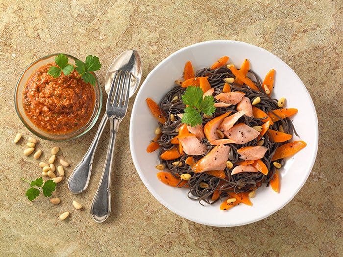 Möhren-Linsen-Pasta con salmone e pesto rosso