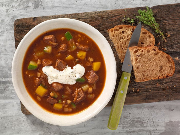 Mediterraner Gulasch-Eintopf mit Peperoni und Zucchetti