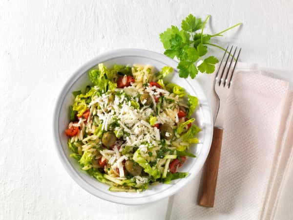 Nudel-Hirtensalat mit Tomaten, Zucchetti, Feta und Oliven