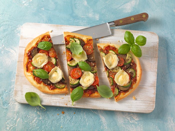 Pizzafladen con melanzane, pomodori, formaggio di capra e zucchine
