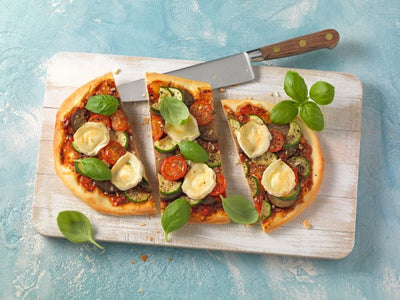 Galettes de pizza avec aubergines, tomates, fromage de chèvre et courgettes