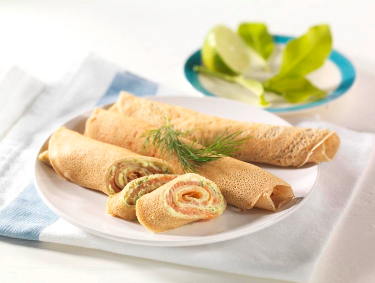 Pancake di grano saraceno con ripieno di avocado e salmone