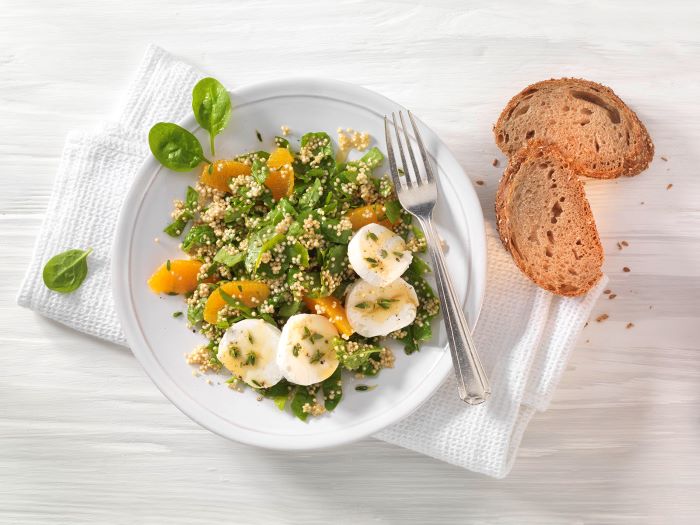 Salade d'épinards avec quinoa, vinaigrette à l'orange et fromage de chèvre