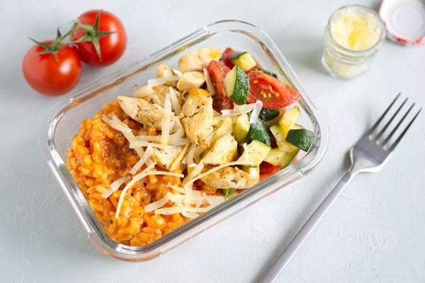 Pouletstreifen auf Tomaten-Risotto mit Zucchetti