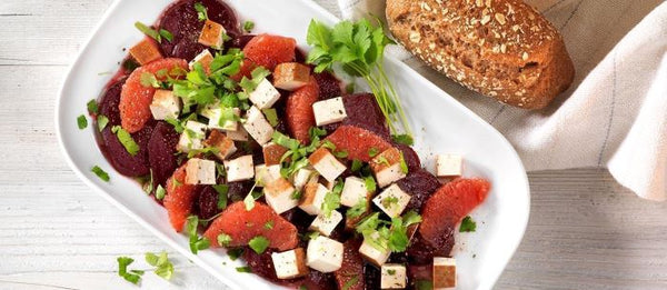 Salade de radis avec pamplemousse et tofu fumé