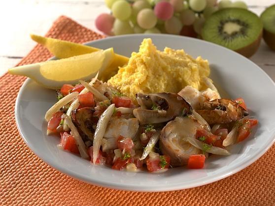 Seeteufelragout mit Steinpilzen und Polenta und frischen Früchten zum Dessert