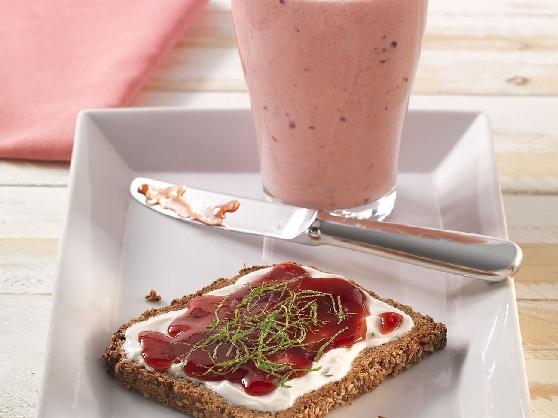 416 Fruehstuecksvollkornbrot smoothie Süßes Frühstücks-Vollkornbrot mit einem Beerensmoothie - BCM Diät Rezepte.ch
