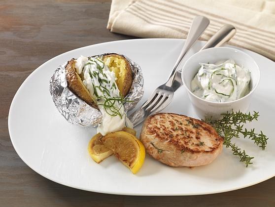 582 Folienkartoffeln mit Baerlauchquark Folienkartoffel mit Bärlauchquark und mariniertem Schweinerückensteak - BCM Diät Rezepte.ch