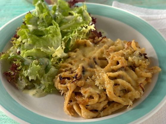 Käsespätzle mit Röstzwiebeln und Obstsalat zum Dessert