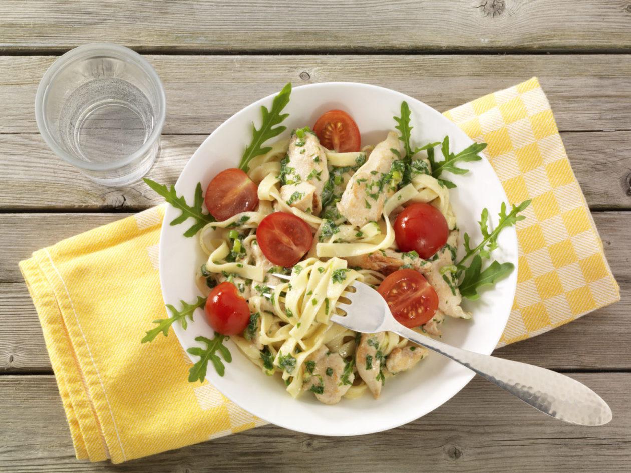 bandnudeln mit rucola und putenbrust Bandnudeln mit Rucola und Putenbrust - BCM Diät Rezepte.ch