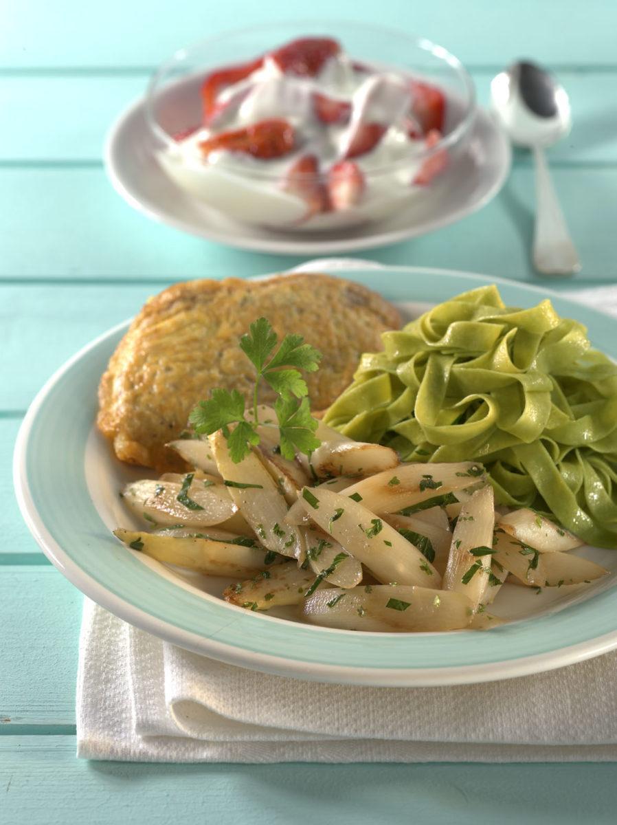 gebratener spargel mit kalbspicatta und spinatnudeln Gebratener Spargel mit Kalbspicatta und Spinatnudeln - BCM Diät Rezepte.ch