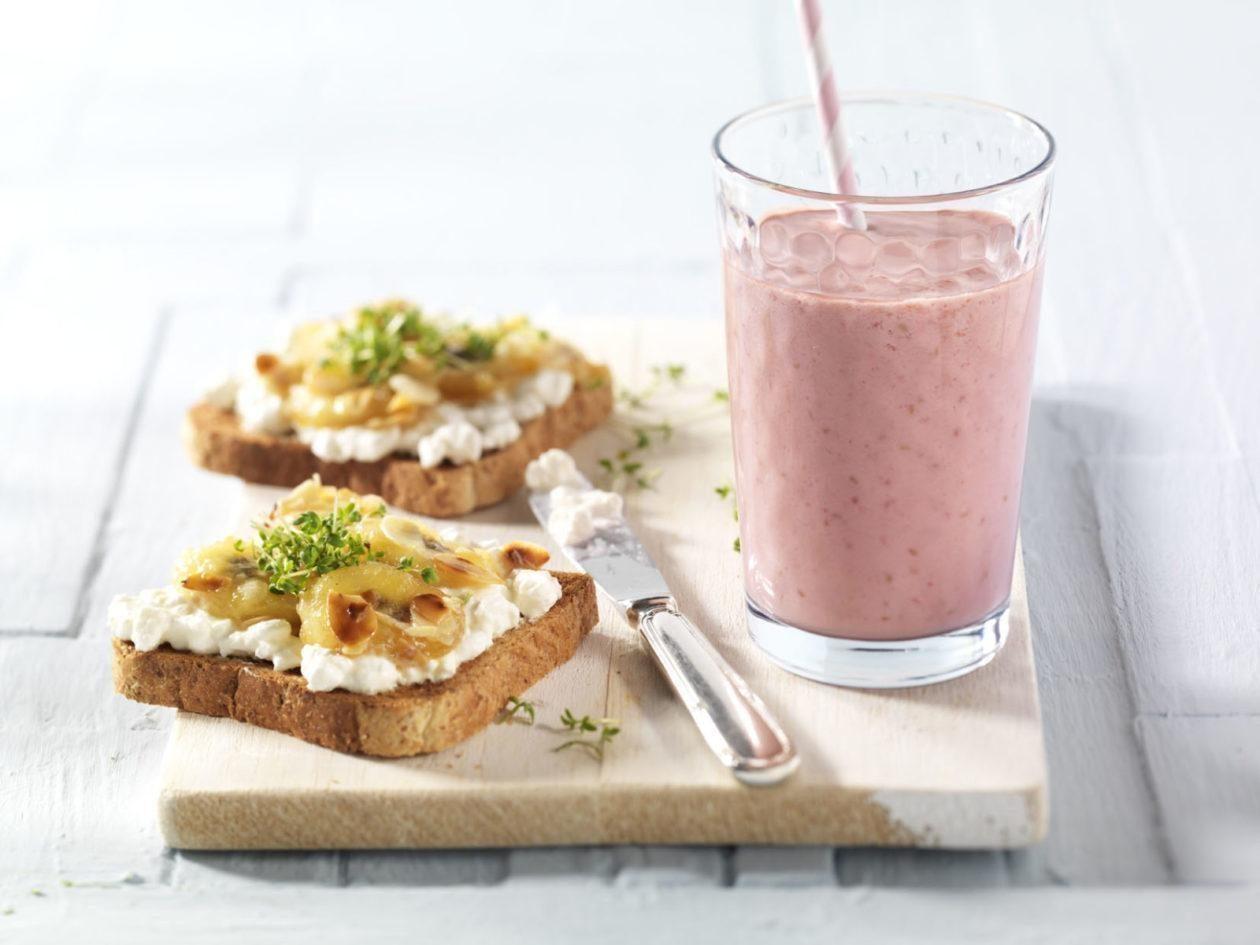 Bananen-Hüttenkäse-Toast mit Himbeer-Orangen-Smoothie