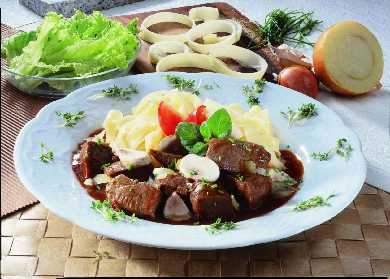 gulasch-mit-bandnudeln Gulasch mit Bandnudeln - BCM Diät Rezepte.ch