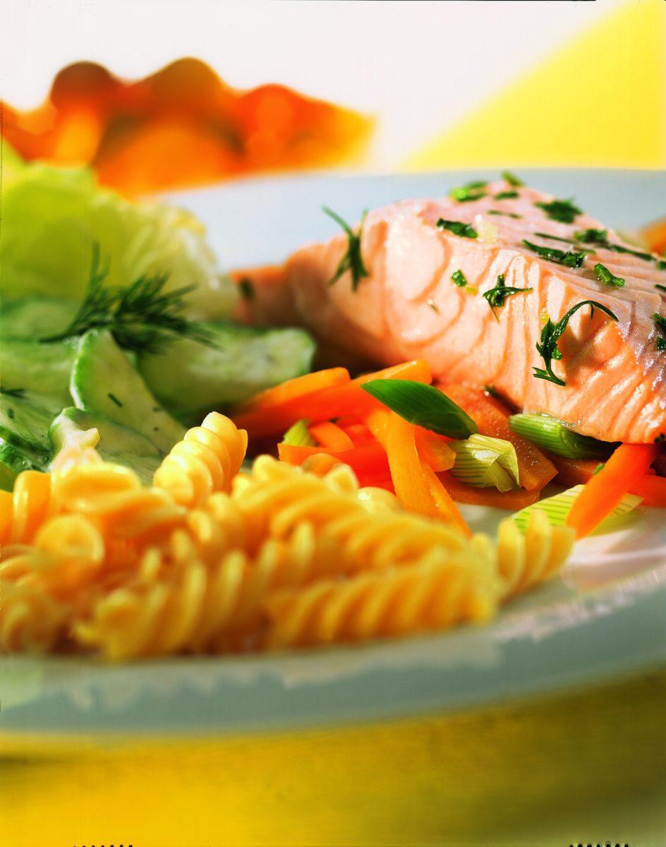 kraeuterlachs mit gurkensalat Kräuterlachs mit Gurkensalat - BCM Diät Rezepte.ch