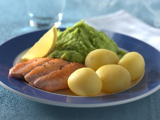 Lachs mit Erbsenpüree und Kartoffeln