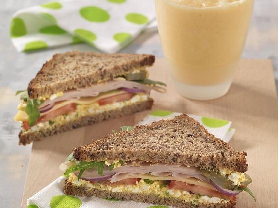 1051_roggenclubsandwich_mangolassi Roggen-Clubsandwich mit Curry-Frischkäse und Mango-Lassi - BCM Diät Rezepte.ch