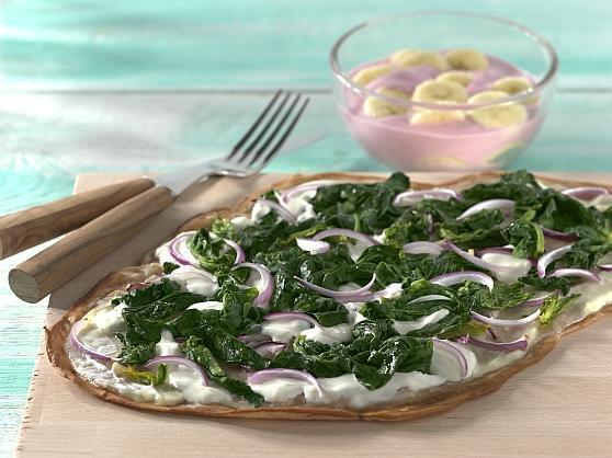 109_spinat_flammkuchen Vollkornflammkuchen mit roten Zwiebeln und Blattspinat - BCM Diät Rezepte.ch