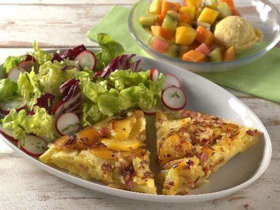 Rheinländischer Pillekuchen mit gemischtem Salat und Früchte-Dessert mit Eis