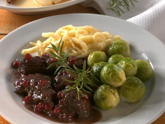 Wildgulasch mit Spätzle und Rosenkohl