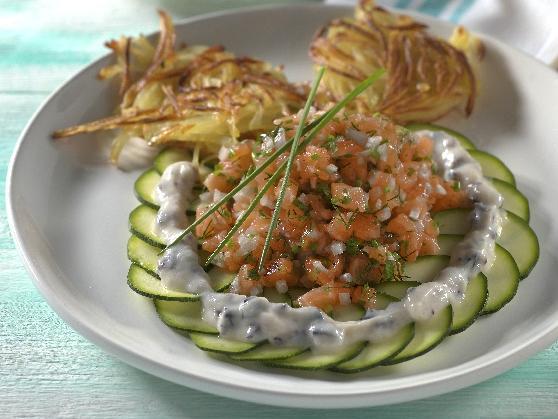 19 Lachstatar Lachstatar auf Zucchinicarpaccio mit Kartoffelrösti - BCM Diät Rezepte.ch