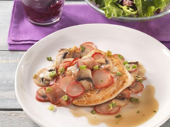 414_putenbrust_radieschengem Putenbrust auf Radieschen-Champignongemüse mit buntem Blattsalat - BCM Diät Rezepte.ch