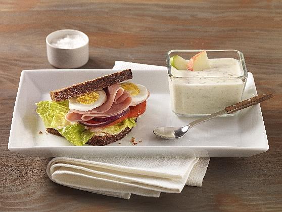 Vollkornsandwich mit gekochtem Schinken und „Guten Morgen“ - Joghurt