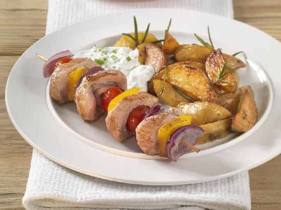 Blechkartoffeln mit Fleisch-Gemüsespieß und Kräuterdip