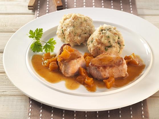 Medaillons vom Schwein mit Aprikosensauce und Semmelknödeln