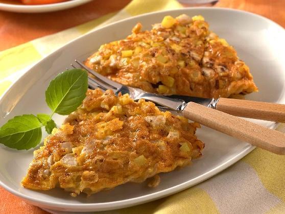 Hähnchen-Nudelomelett mit Tomatensalat