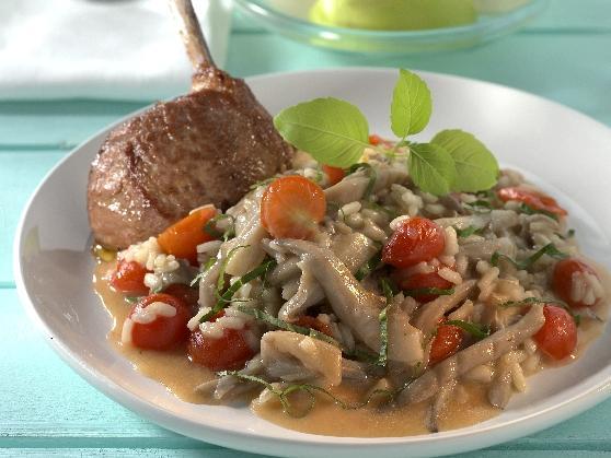 Lammsteaks auf Austernpilzrisotto mit Kirschtomaten