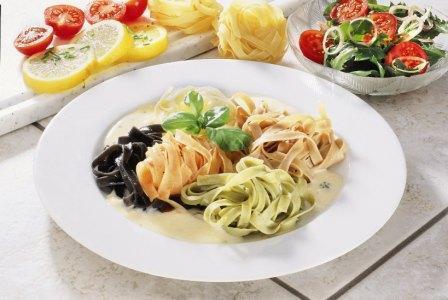 bunte tagliatelle mit gorgonzolasauce