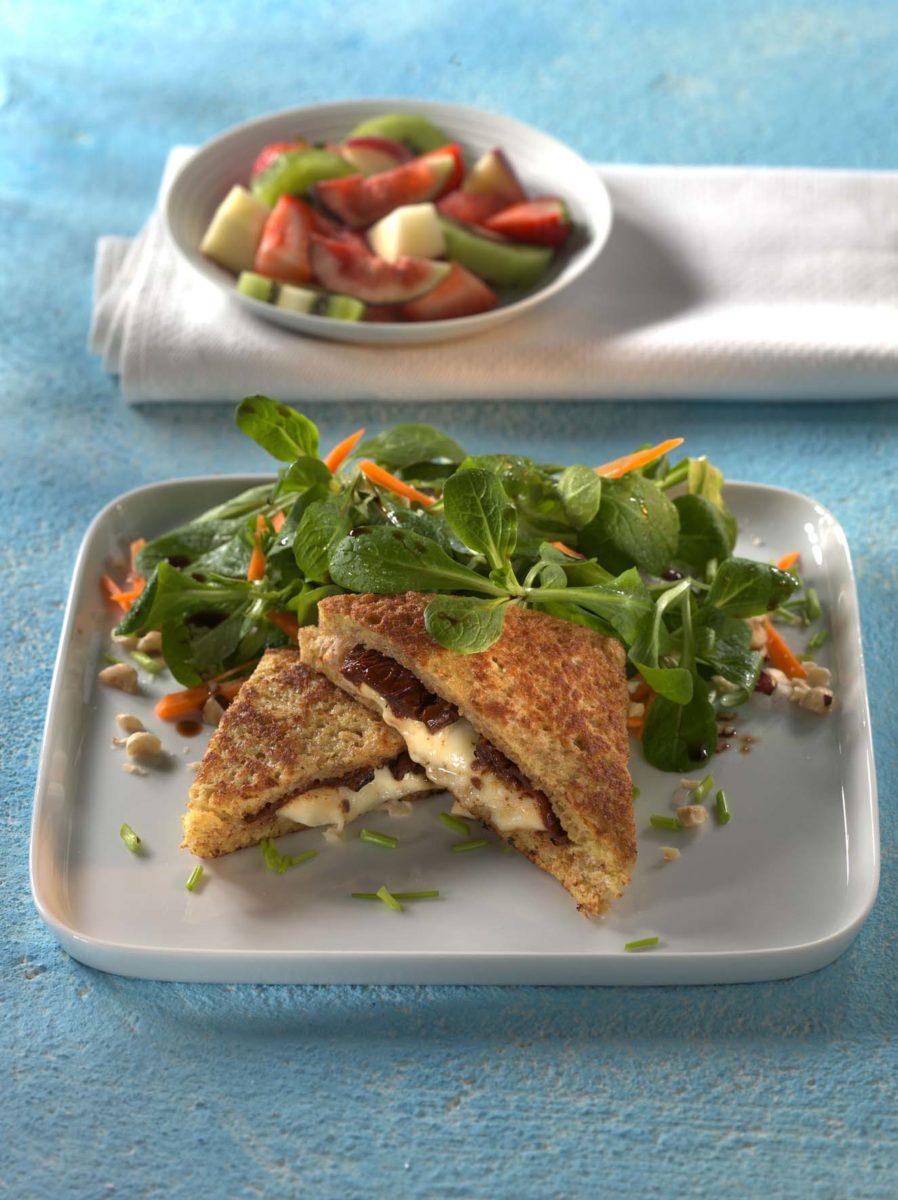 feldsalat in nussdressing mit gebackenem mozzarella vollkorntoast